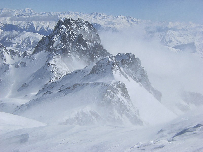 #2 boursques au sommet : Aiguilles d boursques au sommet : Aiguilles d'argentières (sommet st michel) vues du sommet du Rocher Blanc) dans des bourasques de vent/neige