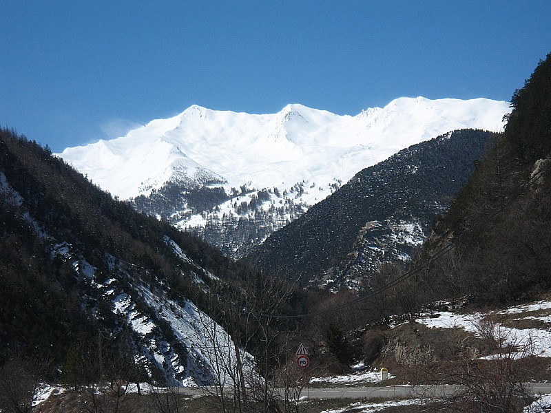 #9 depuis la rte du col de Larche : Combe de Bachasse à gauche et celle de Croues que nous ne risquions pas de descendre. depuis la rte du col de Larche : Combe de Bachasse à gauche et celle de Croues que nous ne risquions pas de descendre.