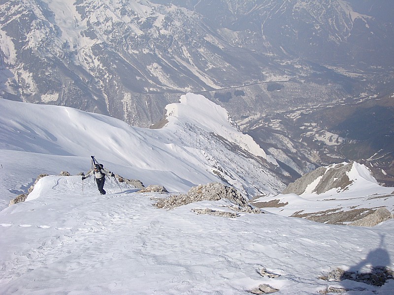 Vers Roca D'Orel : Sur la crete menant à Roca D'Orel en neige dure. En bas La Trinita et Entraque