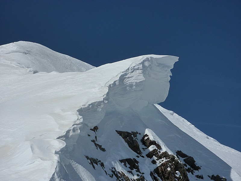 #6 meringue : énorme corniche suspendue au dessus de la face nord! meringue : énorme corniche suspendue au dessus de la face nord!