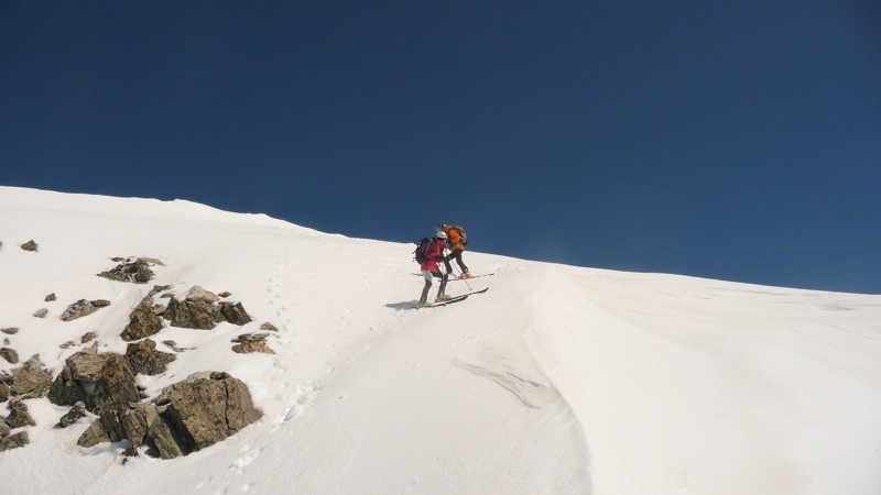 Scoop : Avec les skis aux pieds!!