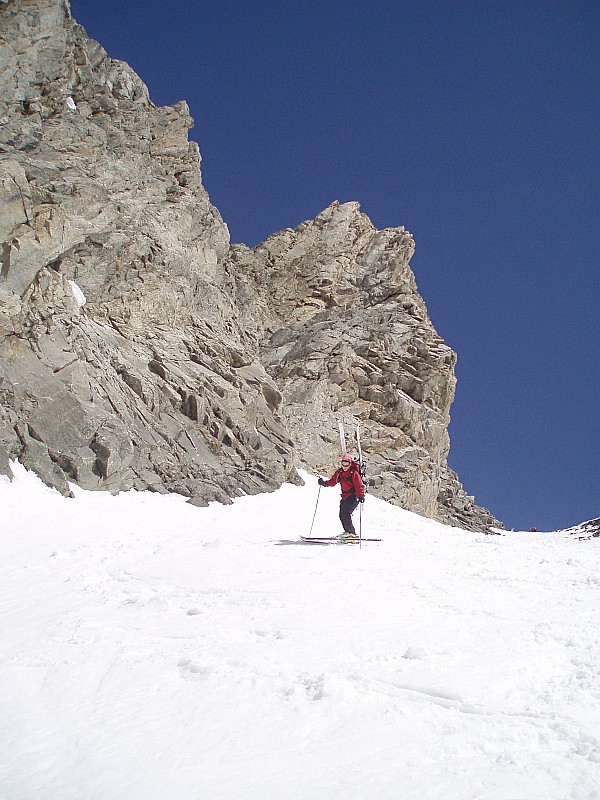 loza : Marie attaque la descente du couloir skis au pied et dans le dos...