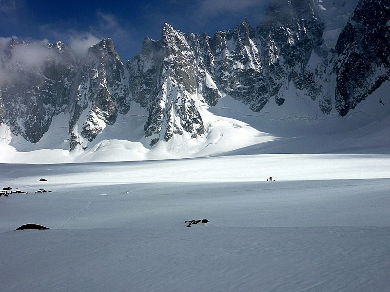 #1 Skieurs sur glacier d Skieurs sur glacier d'argentie : Jolies ombres avec le brouillard et les pointes du Domino, et Triolet en fond