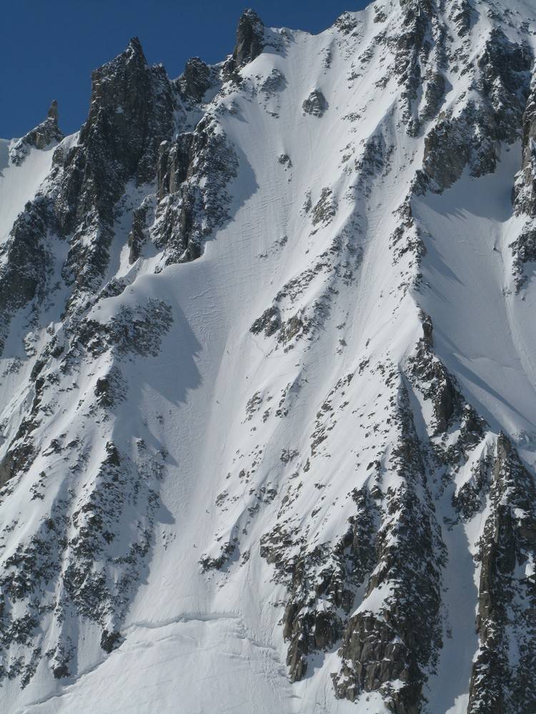 #15 Les Courtes : 2 Groupes dans la face NNE, l Les Courtes : 2 Groupes dans la face NNE, l'un descendant et l'autre remontant l'épaule à droite ... suivez les traces