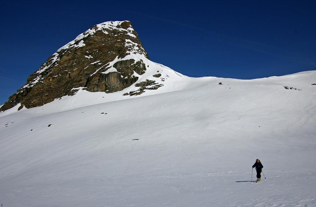 #2 Descente en sud vers Baounet : Gaëlle dessine le parcours à skis, sous les rochers rouges de l Descente en sud vers Baounet : Gaëlle dessine le parcours à skis, sous les rochers rouges de l'Ouille de la Vallettaz. Orientation sud, pas encore décaillée.