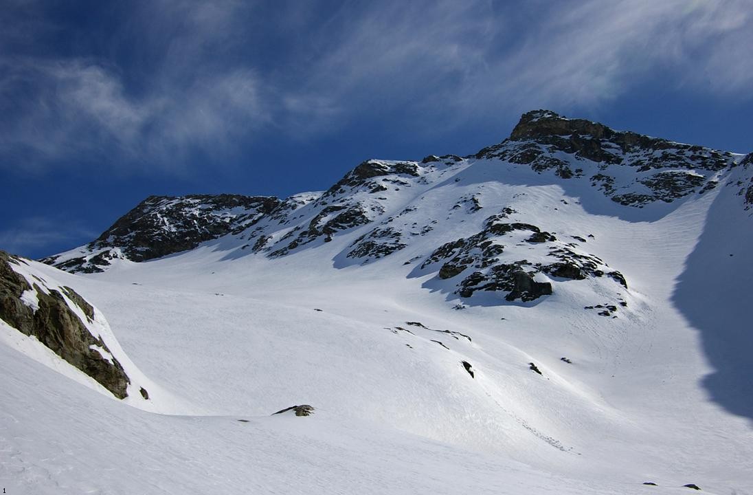 #4 Sous Croce Rossa : La face nord de la Croce Rossa se dessine clairement, et notamment l Sous Croce Rossa : La face nord de la Croce Rossa se dessine clairement, et notamment l'itinéraire direct et central que nous allons emprunter.