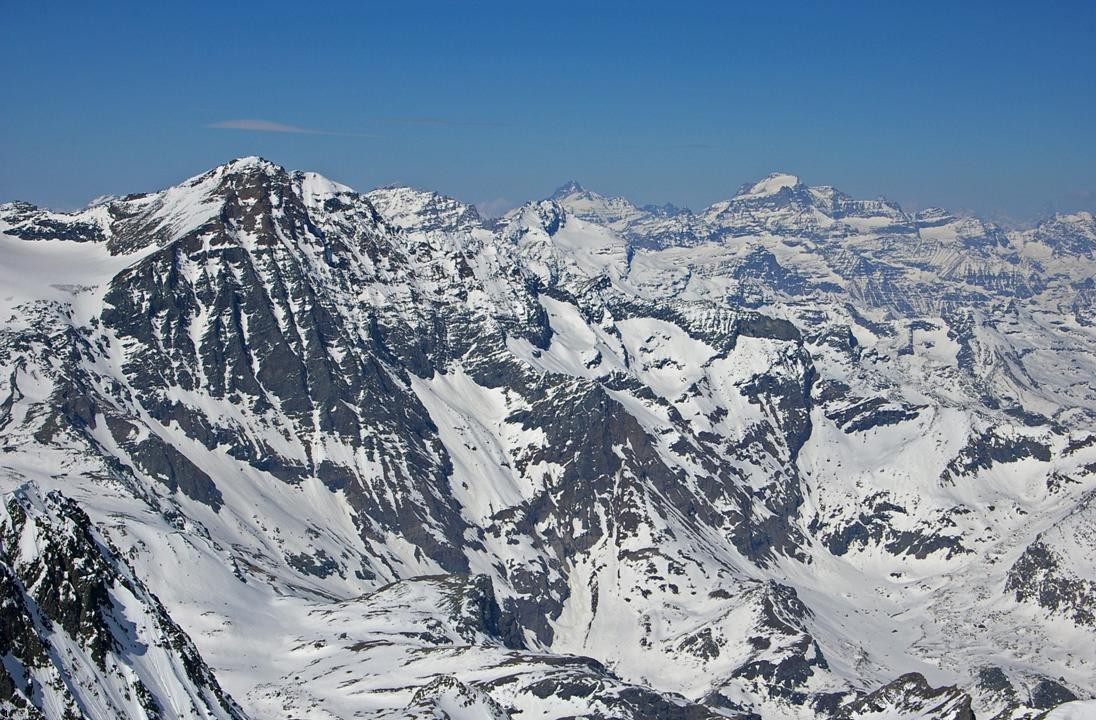 #12 De la Ciamarella au Gran Pa : Bien dégagée à l De la Ciamarella au Gran Pa : Bien dégagée à l'EST de l'arc alpin, la Croce Rossa montre les grands classiques des Alpes Grées et du Grand Paradis sous un angle "transalpin". La Face W de la Grande Ciamarella est assez séche!!!