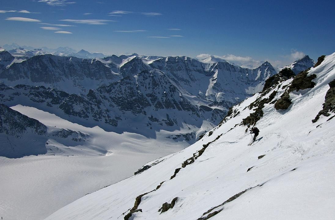 #16 Dans les canaux sommitaux : Jib inaugure un petit canal partant du sommet. Belle transfo régulière et légèrement souple. Prudence car soubassement rocheux pas très loin dans les premiers mètres. Dans les canaux sommitaux : Jib inaugure un petit canal partant du sommet. Belle transfo régulière et légèrement souple. Prudence car soubassement rocheux pas très loin dans les premiers mètres.