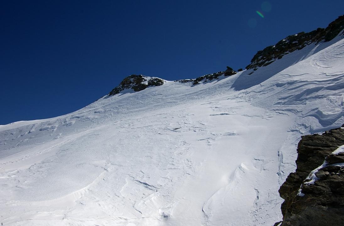 #9 Glacier della Rossa : Une petite table glaciaire italienne... mais principalement accessible depuis la France. Sous la crête, la pente de neige se redresse à 50°... puis le sommet abat ses cartes. Glacier della Rossa : Une petite table glaciaire italienne... mais principalement accessible depuis la France. Sous la crête, la pente de neige se redresse à 50°... puis le sommet abat ses cartes.