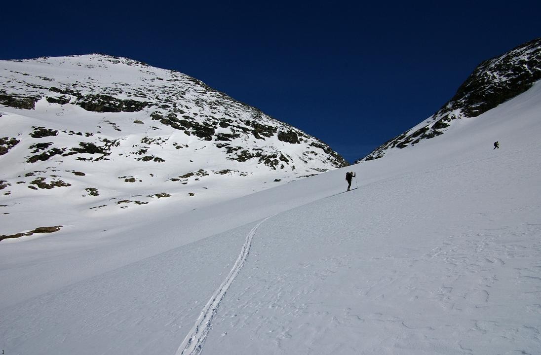 #6 Face Sud O.Arbéron : Sancy à la trace dans les soubassements de la Face Nord. L Face Sud O.Arbéron : Sancy à la trace dans les soubassements de la Face Nord. L'Ouille d'Arbéron domine de sa face SUD (peu enneigée) et le Col Martelli semble fuyant. Gaëlle est dans la trace... décidément et surement.