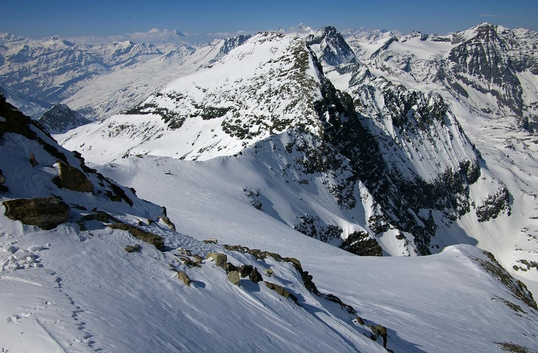 #11 Vue sur le glacier suspendu : Vue du sommet sur le Ghiacciaio della Croce Rossa... dont le débouché vers la vallée du Lago della Rossa est tout sauf certain: à expertiser par Jib & Co...(un peu plus tard sans doute...)??? Vue sur le glacier suspendu : Vue du sommet sur le Ghiacciaio della Croce Rossa... dont le débouché vers la vallée du Lago della Rossa est tout sauf certain: à expertiser par Jib & Co...(un peu plus tard sans doute...)???