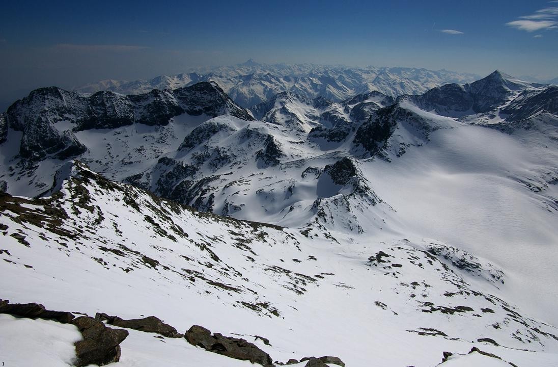 #13 Cap au SW : Nous dominons la face sud par laquelle se prolonge notre traversée. L Cap au SW : Nous dominons la face sud par laquelle se prolonge notre traversée. L'horizon s'évade entre Viso et Rochemelon. Au 1er plan, l'ensemble rocheux du Monte Lera domine la vallée où se trouve le Rif.Cibrario.