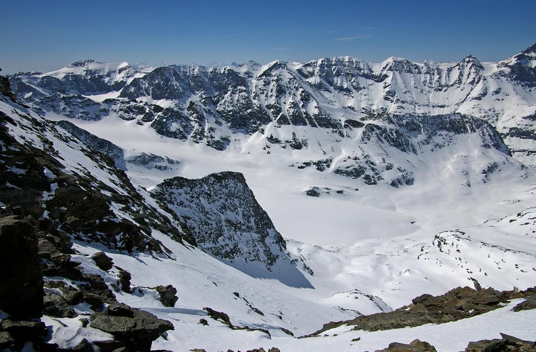 #8 Sortie du couloir : Gaëlle et Arnaud sortent du couloir nord, dans des bastions rocheux qui abritent des neiges dures. Les crampons s Sortie du couloir : Gaëlle et Arnaud sortent du couloir nord, dans des bastions rocheux qui abritent des neiges dures. Les crampons s'en donnent à merveille.