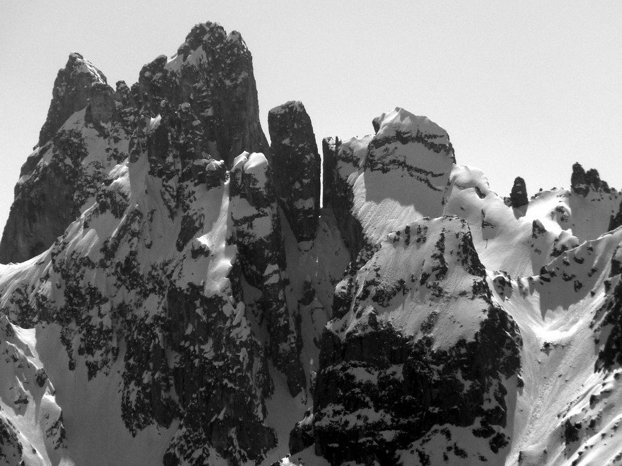 #12 Pointe de Creux Noir : Détail sur la brèche et son rayon de soleil Pointe de Creux Noir : Détail sur la brèche et son rayon de soleil