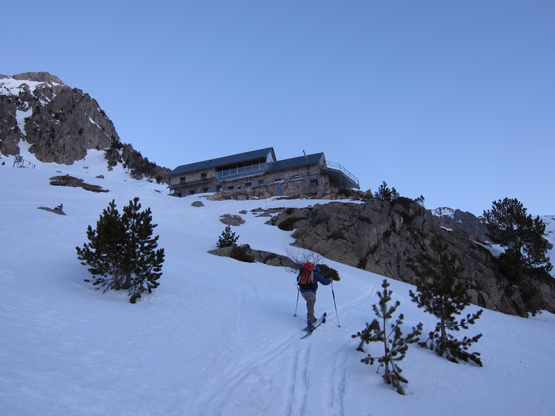 #1 Refuge Angel Orús : Arrivée au refuge au petit jour Refuge Angel Orús : Arrivée au refuge au petit jour