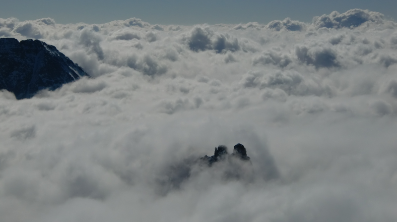 #7 Mer de nuage : Percée par un timide sommet Mer de nuage : Percée par un timide sommet