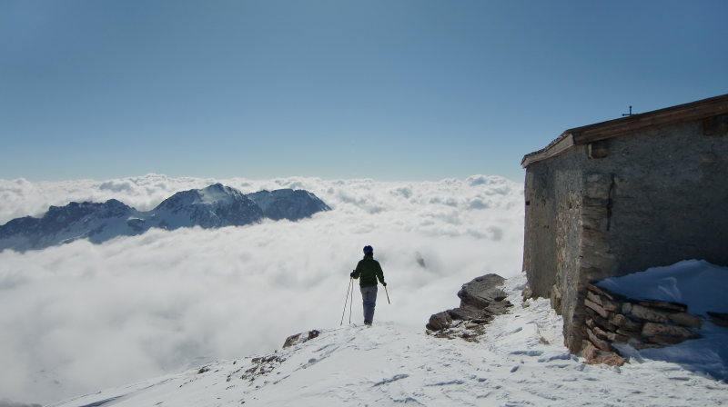 #6 Chapelle en vue : Et Camille qui contemple la mer du nuages Chapelle en vue : Et Camille qui contemple la mer du nuages