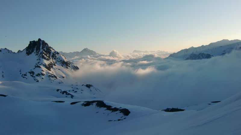 #1 Lueurs matinales : Au-dessus des nuages Lueurs matinales : Au-dessus des nuages