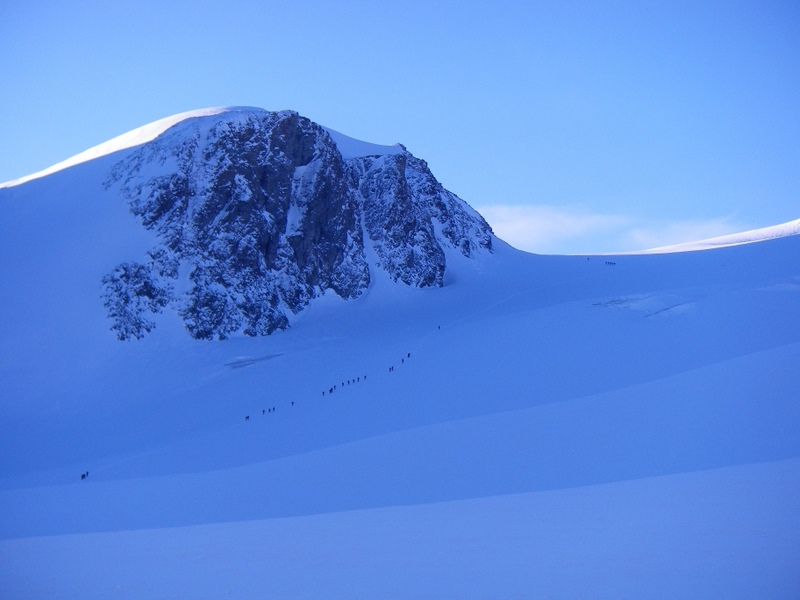 Col de l'Evêque : Caravane de skieurs