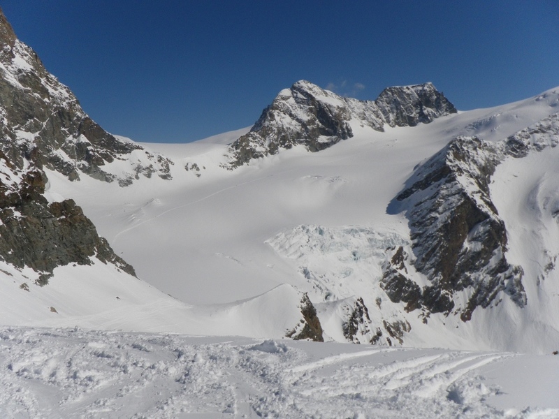 Descente depuis le Mont Brûlé : En route vers le col de Valpelline, descente vers le glacier de Tsa de Tsan, court passage en Italie