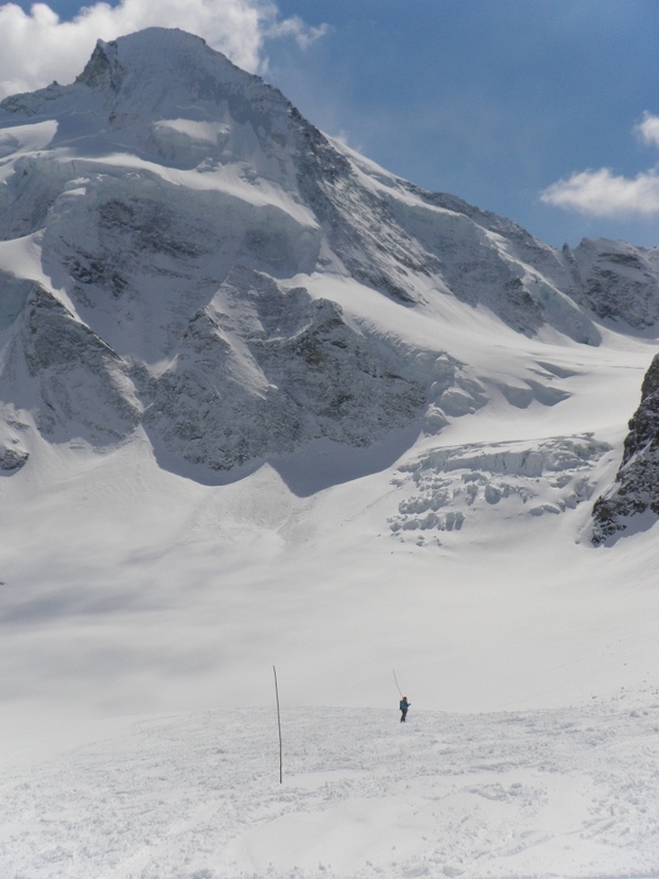 Balisage du glacier : Suivez les bâtons. Le passage est parfois large de 2m entre les crevasses! Pas glop en cas de brouillard...