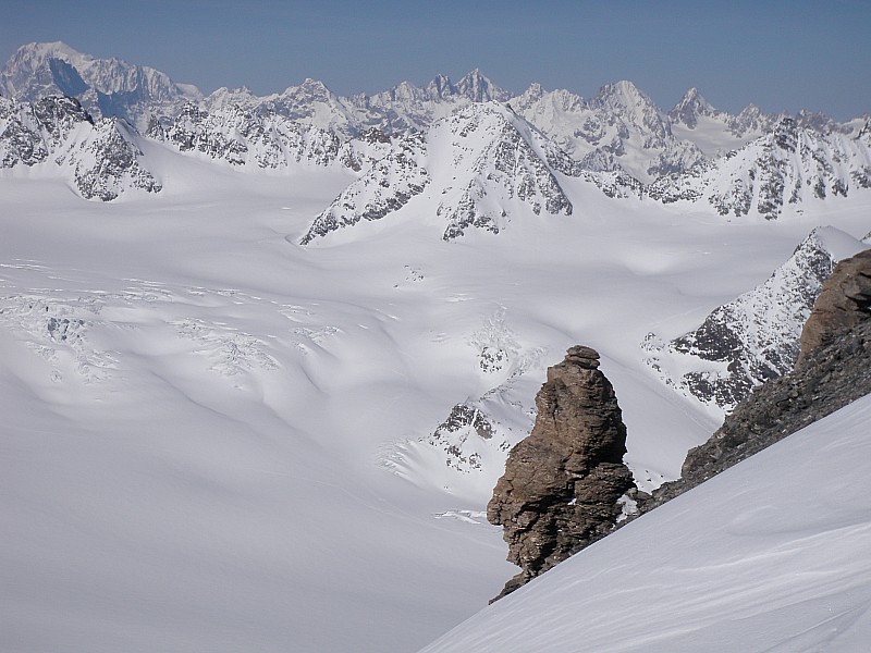 vue du sommet du tournelon : le glacier de Corbassière et la chaine du mont blanc