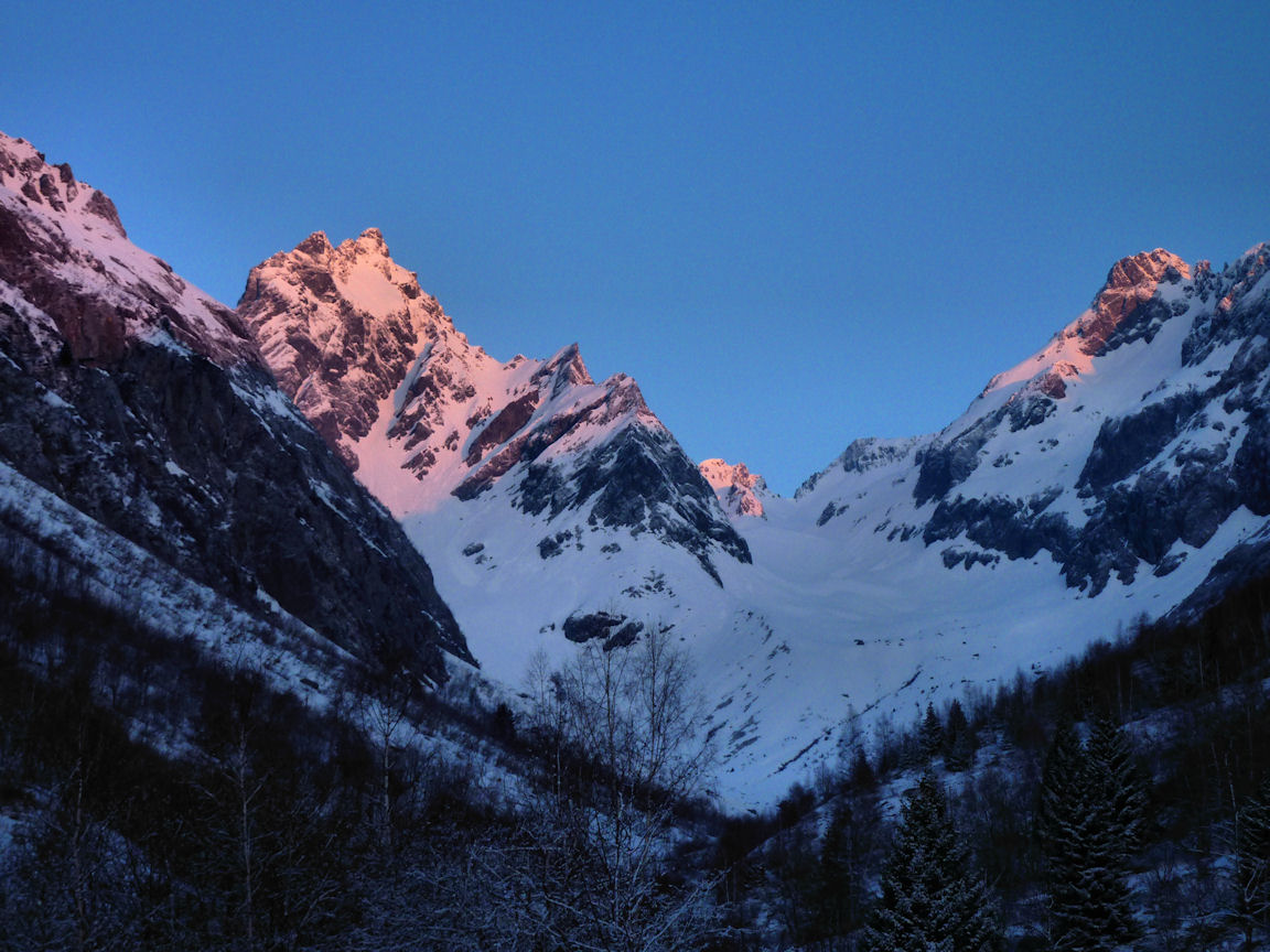 #10 Le soleil illumine les cimes : Pour l Le soleil illumine les cimes : Pour l'objectif du jour, c'est droit devant.