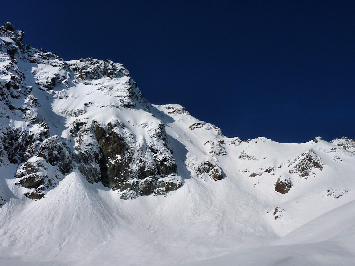 #12 Au pied du mur ... : Sur le plat vers 2380 m on découvre la face Nord. Au pied du mur ... : Sur le plat vers 2380 m on découvre la face Nord.