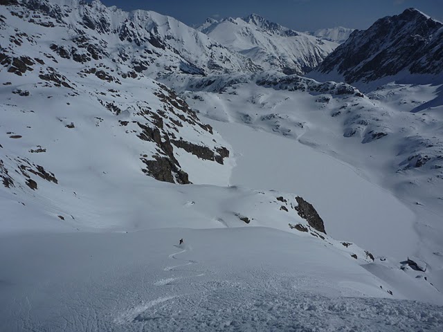 #6 Thibaut dans le cone : Grand ski au dessus du lac du Basto Thibaut dans le cone : Grand ski au dessus du lac du Basto