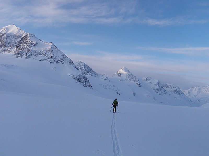 #2 Aouille tseuque : encore à l Aouille tseuque : encore à l'ombre l'aiguillette avec le bivouac et l'Aouille tseuque se détache N-NE
