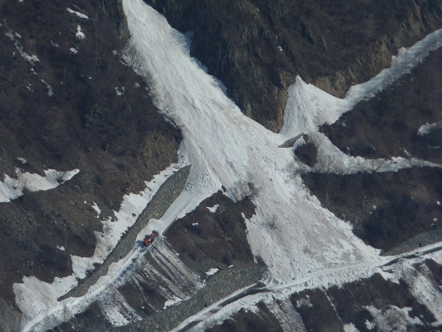 Rochers Motas : Travaux de déneigement sur la route du Glandon