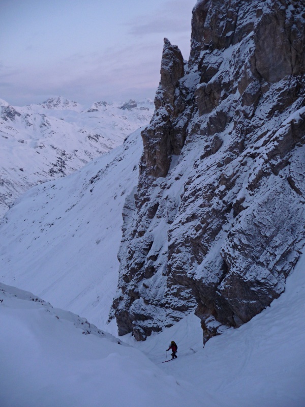 #11 Couloir matinal : Une remontée en peaux d Couloir matinal : Une remontée en peaux d'un couloir glacé/crouté pour se réveiller
