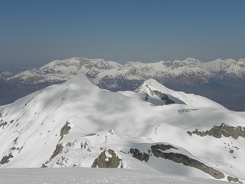 #3 Piolit et l Piolit et l'Aiguille d'Ancelle : Sur fond de massif de Bure.