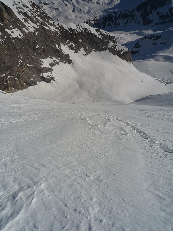 #3 Petite face nord : les deux gars qui nous suivent profitent de notre trace avant de bifurquer dans la nord centrale. Petite face nord : les deux gars qui nous suivent profitent de notre trace avant de bifurquer dans la nord centrale.