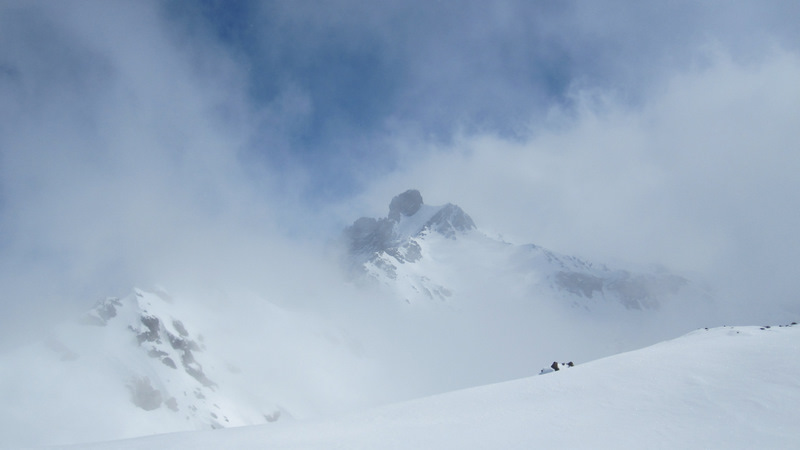 #4 pte du grand vallon : le grand roc noir de + près entre les passages de cumulus pte du grand vallon : le grand roc noir de + près entre les passages de cumulus