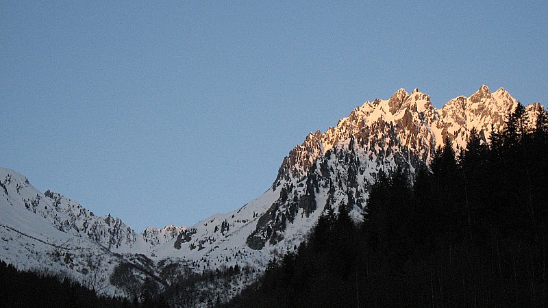 #26 Gollachon : Lever de soleil sur la pointe de la Pierre avec le gollachon, premier objectif du jour Gollachon : Lever de soleil sur la pointe de la Pierre avec le gollachon, premier objectif du jour
