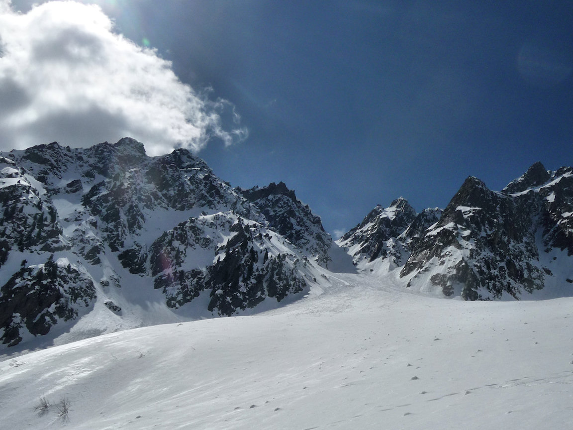 #24 Sous les Rochers de la Barmes : Les différents couloirs semblent en parfaite condition. Sous les Rochers de la Barmes : Les différents couloirs semblent en parfaite condition.