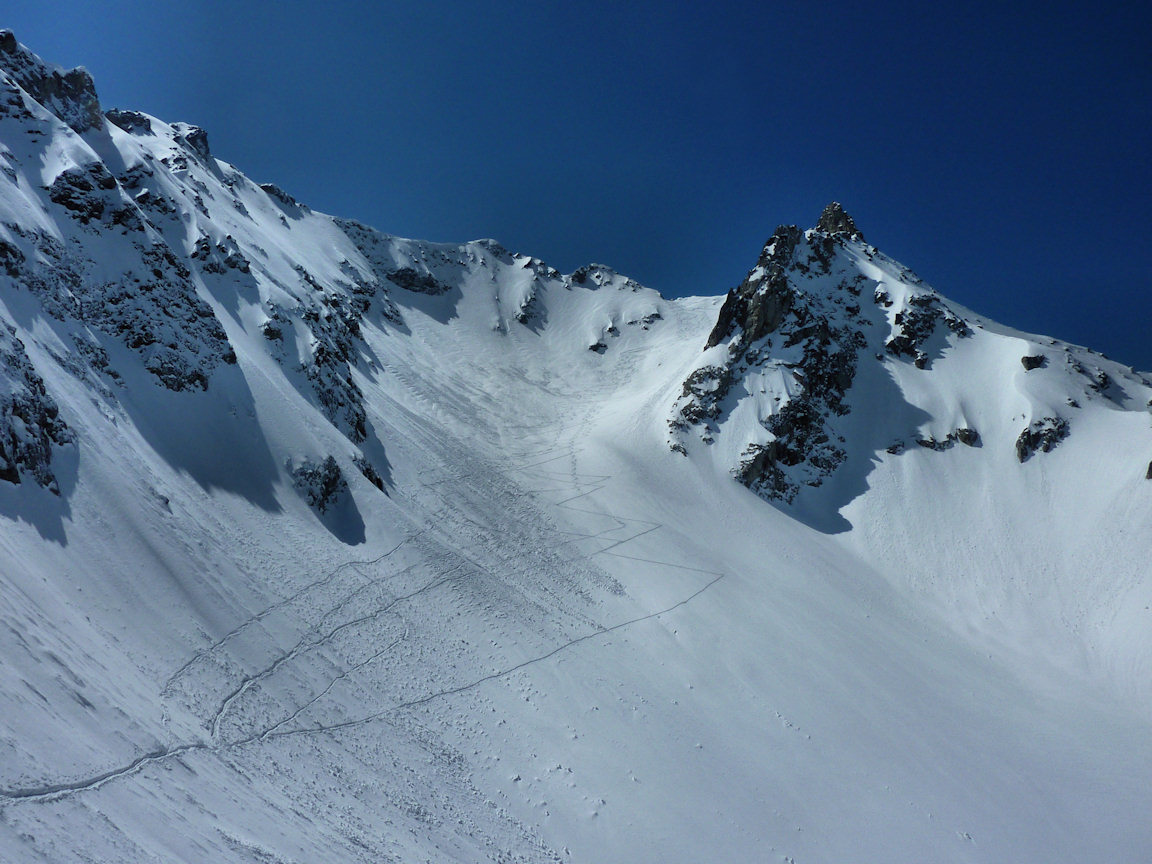 #19 descente de la Brêche du Frêne : Sous la raide face Nord du Pic du Frêne. descente de la Brêche du Frêne : Sous la raide face Nord du Pic du Frêne.