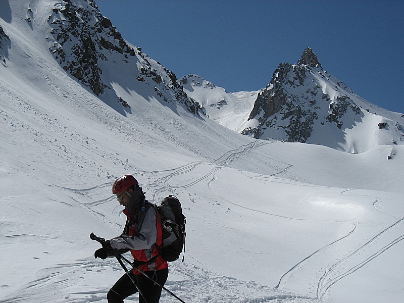 #33 Passage des chamois : Romu sur fond de brèche du frène et de grand crozet Passage des chamois : Romu sur fond de brèche du frène et de grand crozet