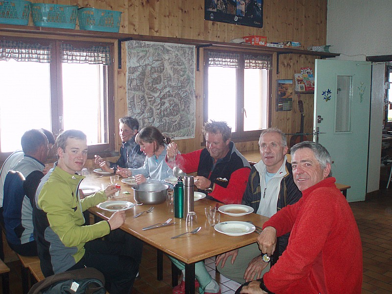 #14 MIAM MIAM : Attablé avec David, Polito, HDLameije, Thibaud et Marc pour gouter la bonne soupe de patate. MIAM MIAM : Attablé avec David, Polito, HDLameije, Thibaud et Marc pour gouter la bonne soupe de patate.