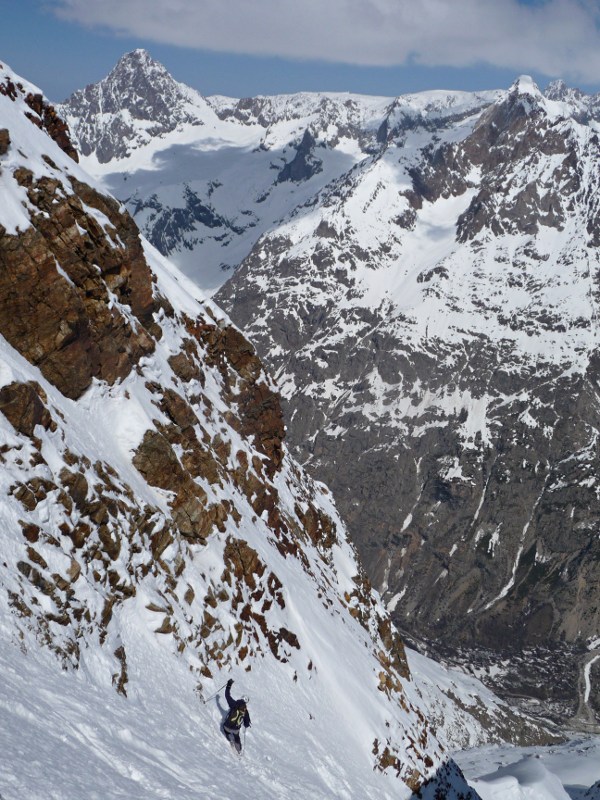 #15 Descente : Sur fond de l Descente : Sur fond de l'Aiguille du Plat de la Selle, omniprésente