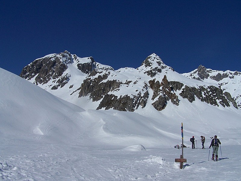 #10 Pointe de Cerdosse : Le couloir N des Cristaux vu du refuge de la Balme. Pointe de Cerdosse : Le couloir N des Cristaux vu du refuge de la Balme.