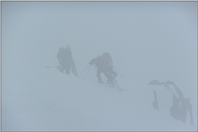 #1 En montant : La pente sommitale plongée dans le brouillard En montant : La pente sommitale plongée dans le brouillard