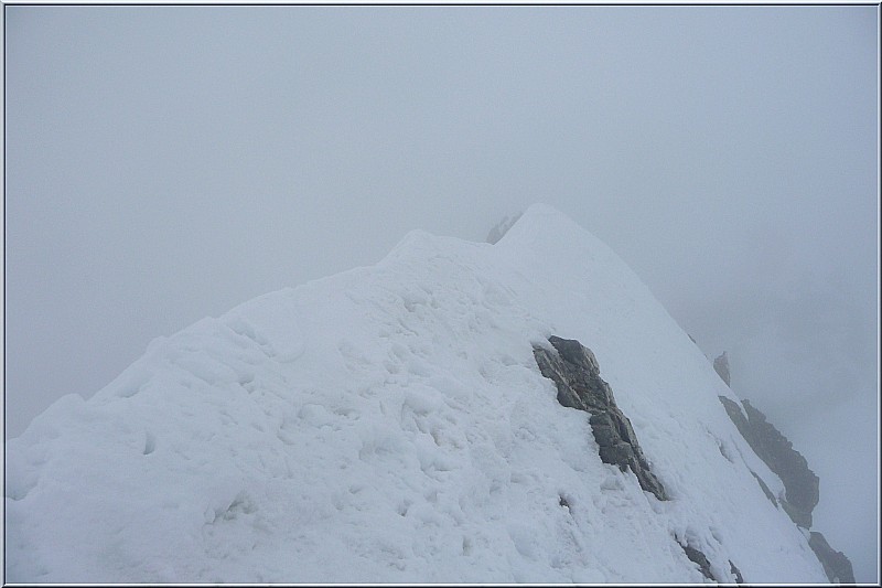 #5 L L'arrête sommitale : L'arrête sommitale qui plonge dans le brouillard ...