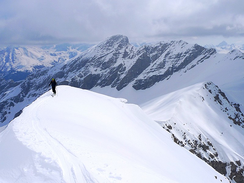 #7 Gaffe, ça plonge sur la gauche : arête de la Grande Combe : quelques mètres aériens Photo Pierrot72 Gaffe, ça plonge sur la gauche : arête de la Grande Combe : quelques mètres aériens Photo Pierrot72