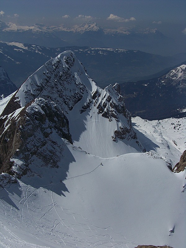 #1 dent blanches occ : vue du sommet, 2 personnes basculent vers la Golette de l dent blanches occ : vue du sommet, 2 personnes basculent vers la Golette de l'oule.