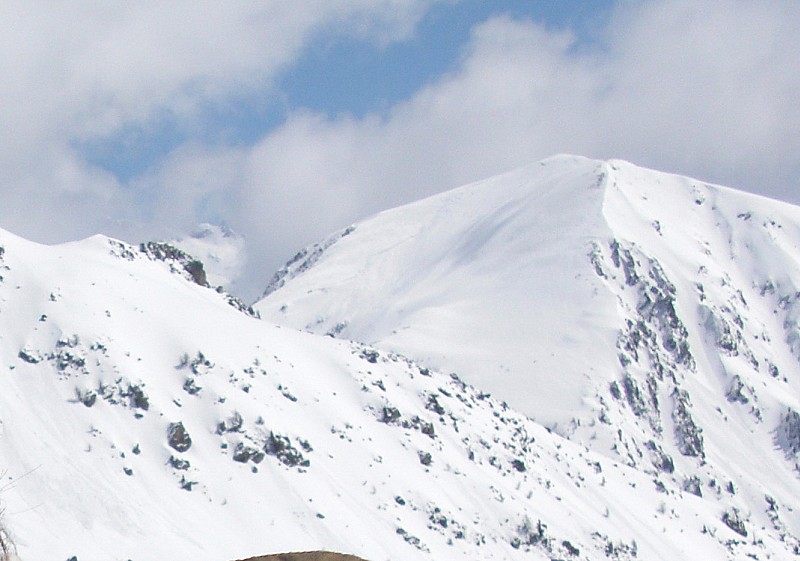 #6 avalanche Mt Archas : Mont Archas 18 Avril 2010, en montant au Mt Pepoiri vers 10h30, soit 1h aprés le départ de l avalanche Mt Archas : Mont Archas 18 Avril 2010, en montant au Mt Pepoiri vers 10h30, soit 1h aprés le départ de l'avalanche. On voit la découpe juste sous la crête