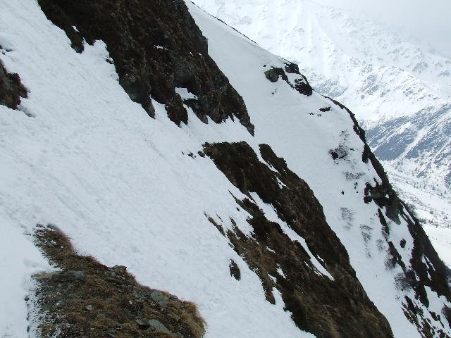#9 Pointe Infèrieure du Tricot : retour au col par ce chemin super expo ! et une neige pas vraiment rassurante à cet endroit , limite pourrie Pointe Infèrieure du Tricot : retour au col par ce chemin super expo ! et une neige pas vraiment rassurante à cet endroit , limite pourrie