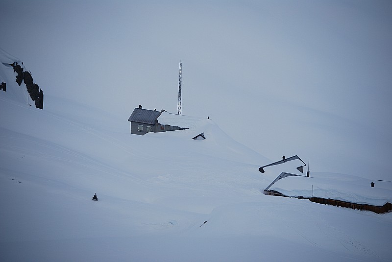 refuge de l'etendard : encore pas mal de neige dans le secteur