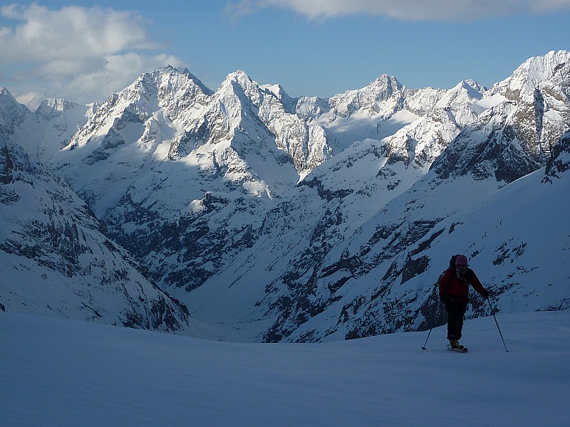 #42 Départ du refuge. Tout s Départ du refuge. Tout s'illumine derrière moi. On ne voit pas le vent ...